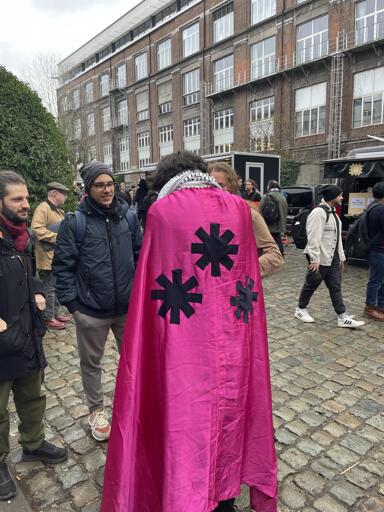 simbolo del fediverso sul mantello fluorescente