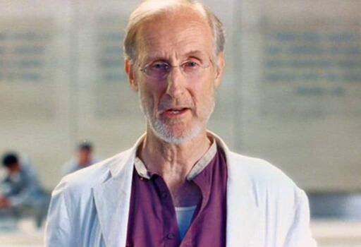 Il prof. Lanning in Io Robot avvisa il protagonista nel modo meno intuitivo possibile 