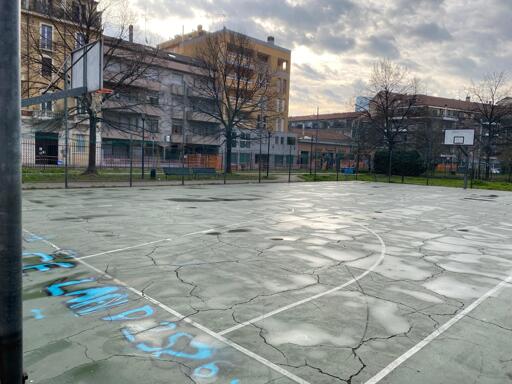 Vista d'insieme del campetto ripresa da un vertice. Foto scattata nei primi giorni di primavera, con gli alberi attorno al campo ancora spogli.