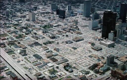 foto aerea del centro di Houston negli anni '70.

La maggior parte degli isolati è in realtà fatta di parcheggi di superficie, dando ala città un effetto straniante. In alcuni isolato sorgono edifici bassi, in altri, grattacieli.


foto da:
https://www.reddit.com/r/fuckcars/comments/r1oyz7/heres_what_downtown_houston_looked_like_a_few/