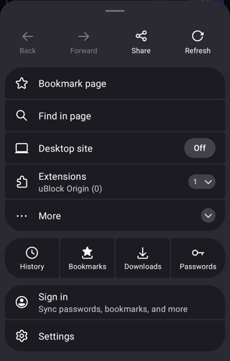 Uma captura de tela mostrando o menu de funcionalidades do navegador Firefox em um dispositivo Android, com fundo escuro. No topo, há ícones para 'Voltar', 'Avançar', 'Compartilhar' e 'Atualizar'. A lista principal de opções inclui 'Adicionar página aos favoritos', 'Buscar na página', 'Versão para desktop' (desligado), 'Extensões' (mostrando o uBlock Origin instalado) e 'Mais'. Abaixo, uma grade de botões permite acesso rápido ao 'Histórico', 'Favoritos', 'Downloads' e 'Senhas'. Na base do menu, estão as opções para 'Fazer login' e 'Configurações'."